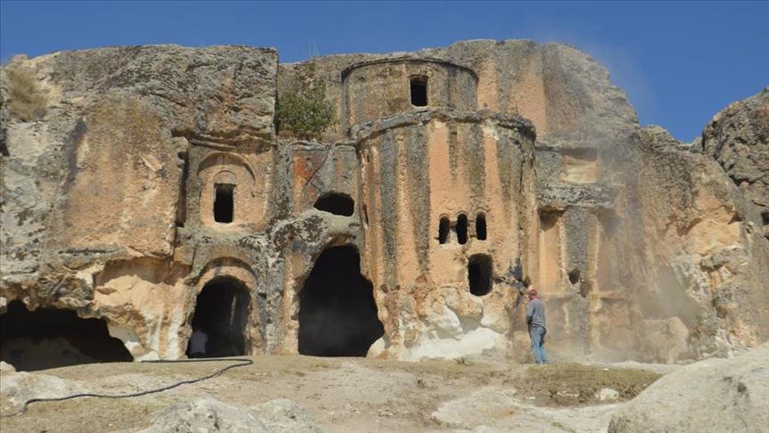 Frigya’nın kalbi Ayazini köyündeki tarihi eserlerin üzerine yazılan yazılar siliniyor