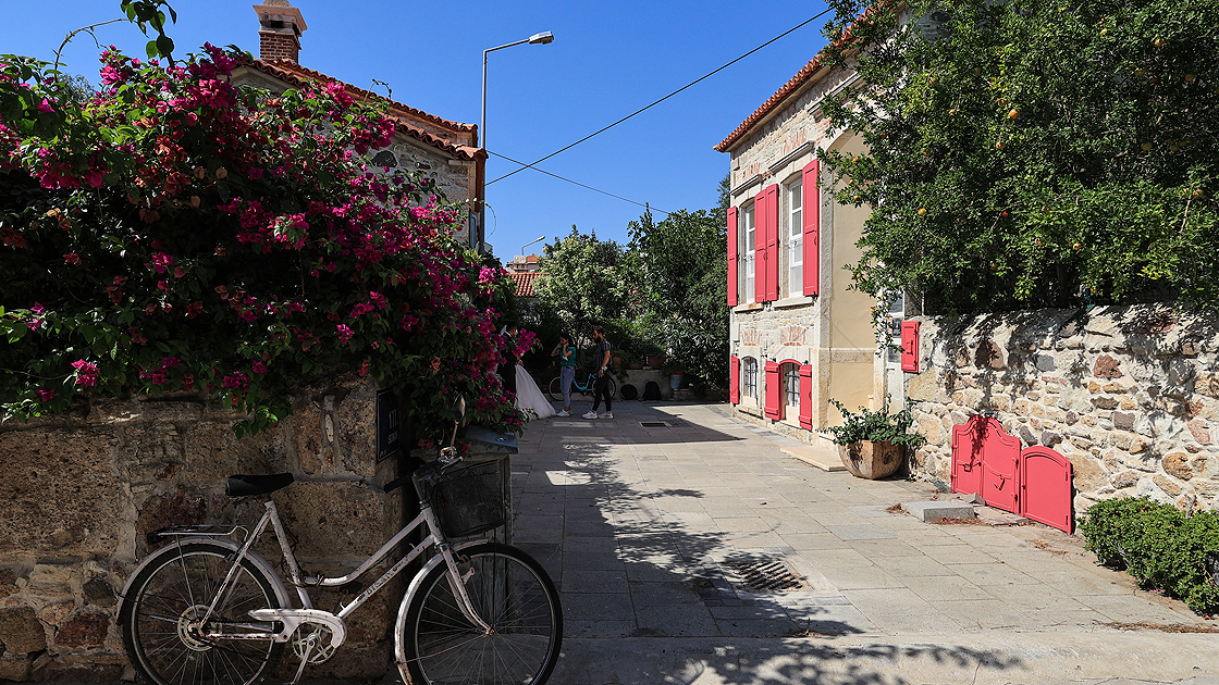 Yıllara meydan okuyan Foça’nın asırlık taş evleri ilçenin tanıtımına katkı sunuyor