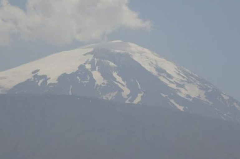 Ağrı Dağı’nın (Ararat-‘Akunq’ web sitesi) zirvesindeki buzullar erimeye başladı