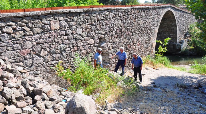 Kaçak kazıda 73 yıllık köprüyü tahrip ettiler