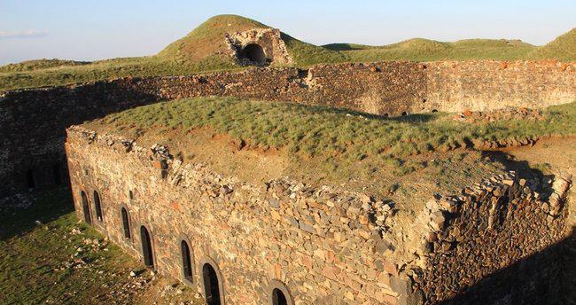 Tarihi tabya, define kurbanı oldu