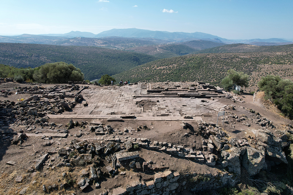 Aigai Antik Kenti’nde Athena Tapınağı’nın silüeti ortaya çıktı