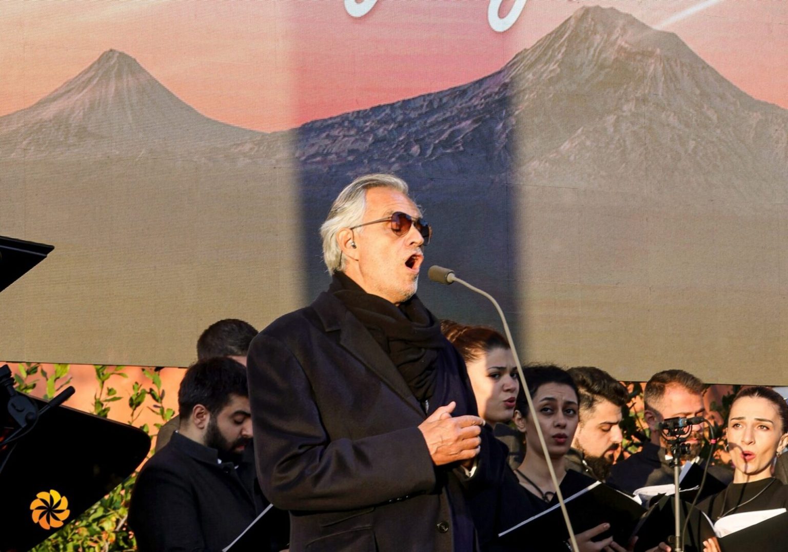 Efsanevi Andrea Bocelli, Venedik’teki Ermeni St. Lazarus Adası’nda şarkı söyledi