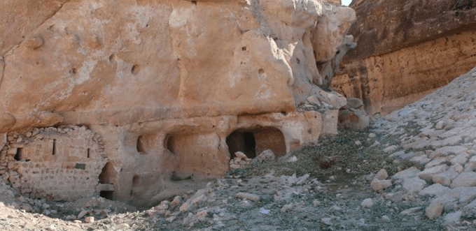 Suların çekilmesiyle gün yüzüne çıkan tarihi kilise dökülüyor