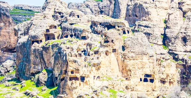 Binlerce yıllık Hasuni Mağaraları çöp oldu!