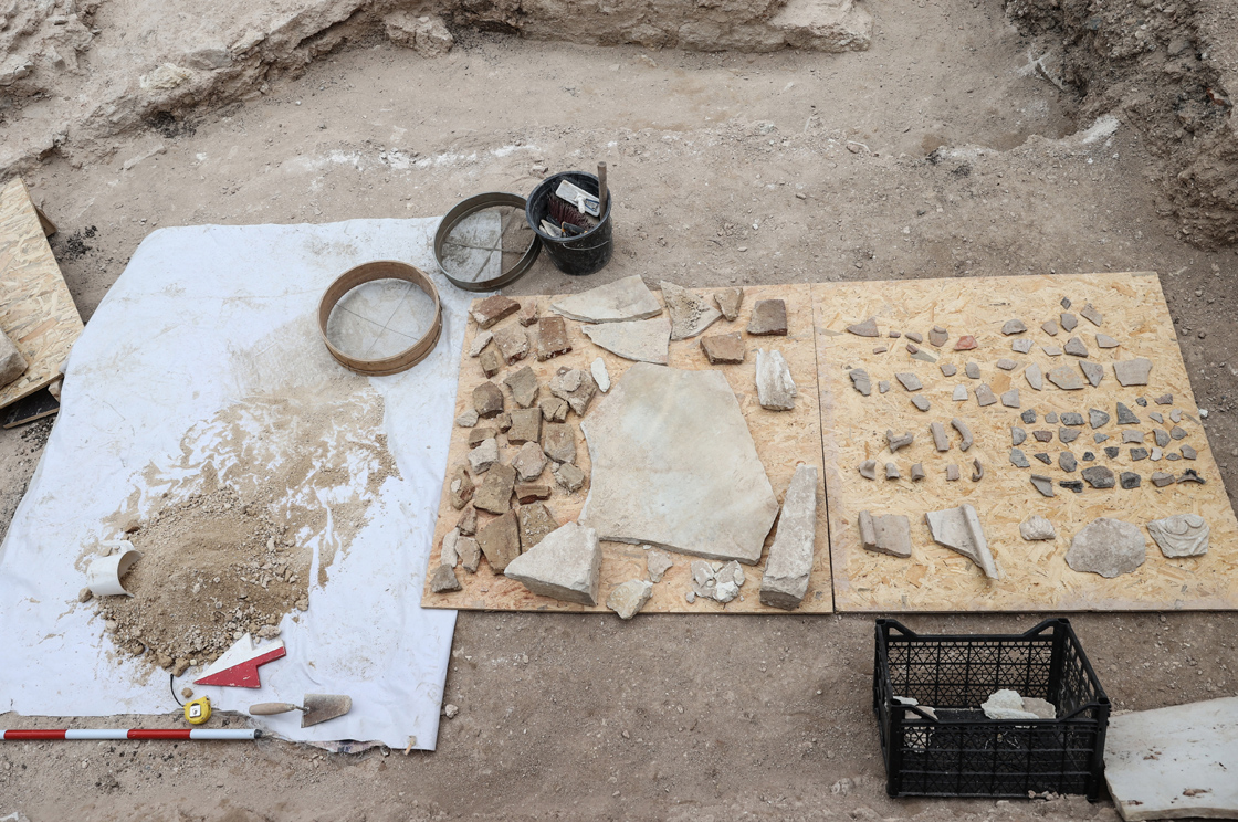 Kazlıçeşme Arkeolojik Kazı Alanı’nda lahit ve sandık tipi mezar bulundu