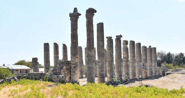 ‘Uzuncaburç Antik Kenti’ korunmuş arkeolojik kalıntılarıyla öne çıkıyor