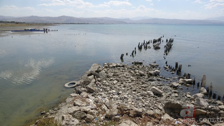 Van Gölü’nde sular çekildi! Yüz yıllık tarih ortaya çıktı.