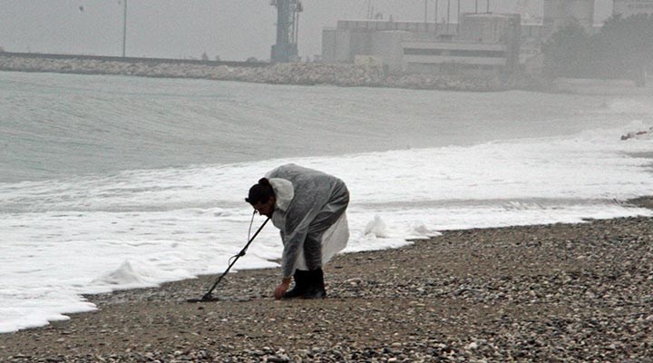 Defineciler ‘sarı kod’ uyarısına aldırmadı: Antalya sahillerinde altın aradılar