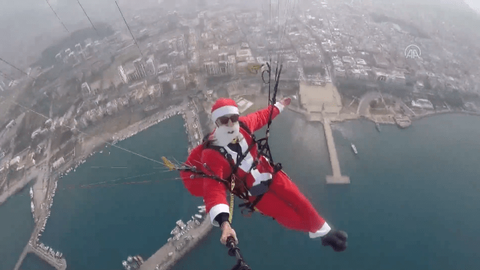 Noel baba kostümüyle Amanoslardan atlayıp hediye dağıttı