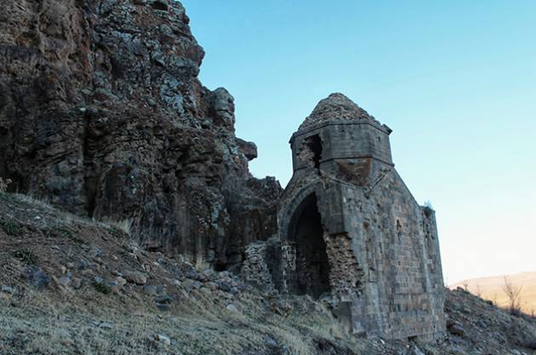 Define avcıları tarihi kiliseyi tahrip etti