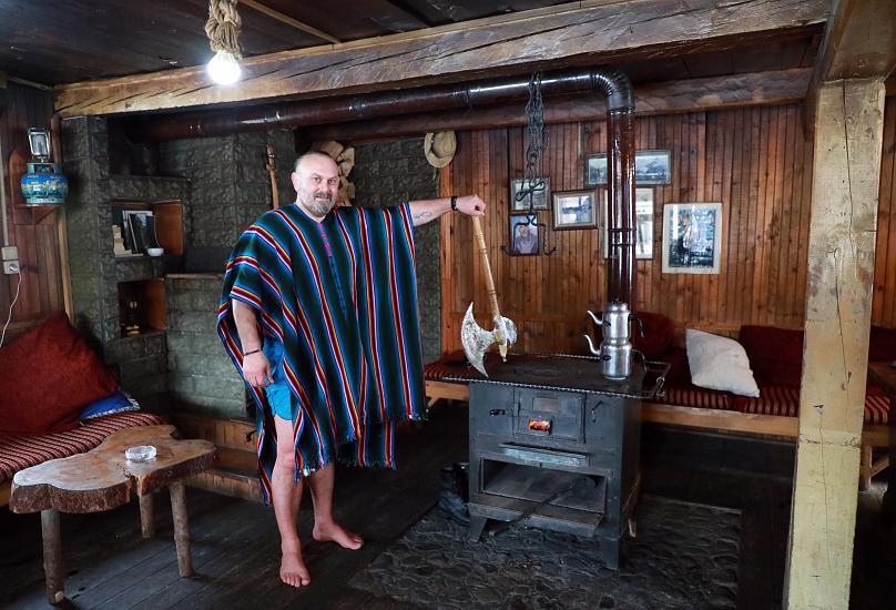 Karadeniz’de yaşayan ‘Türk Viking’, kışın buzlu suda baltayla ördekleri kurtlardan koruyor