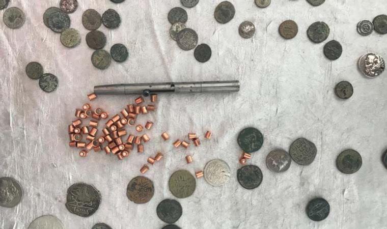 Ekipleri şaşırtan görüntü: Buzdolabından ‘suikast silahı’ ve ‘tarihi eser’ çıktı