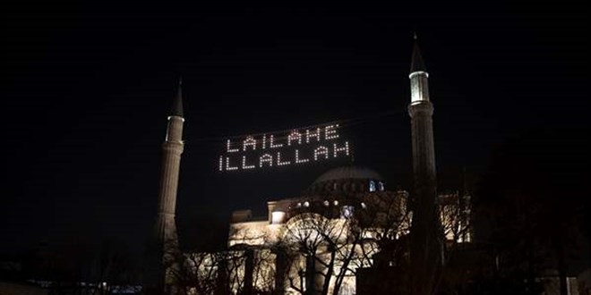 Ayasofya’ya Kelime-i Tevhid yazılı mahya asıldı