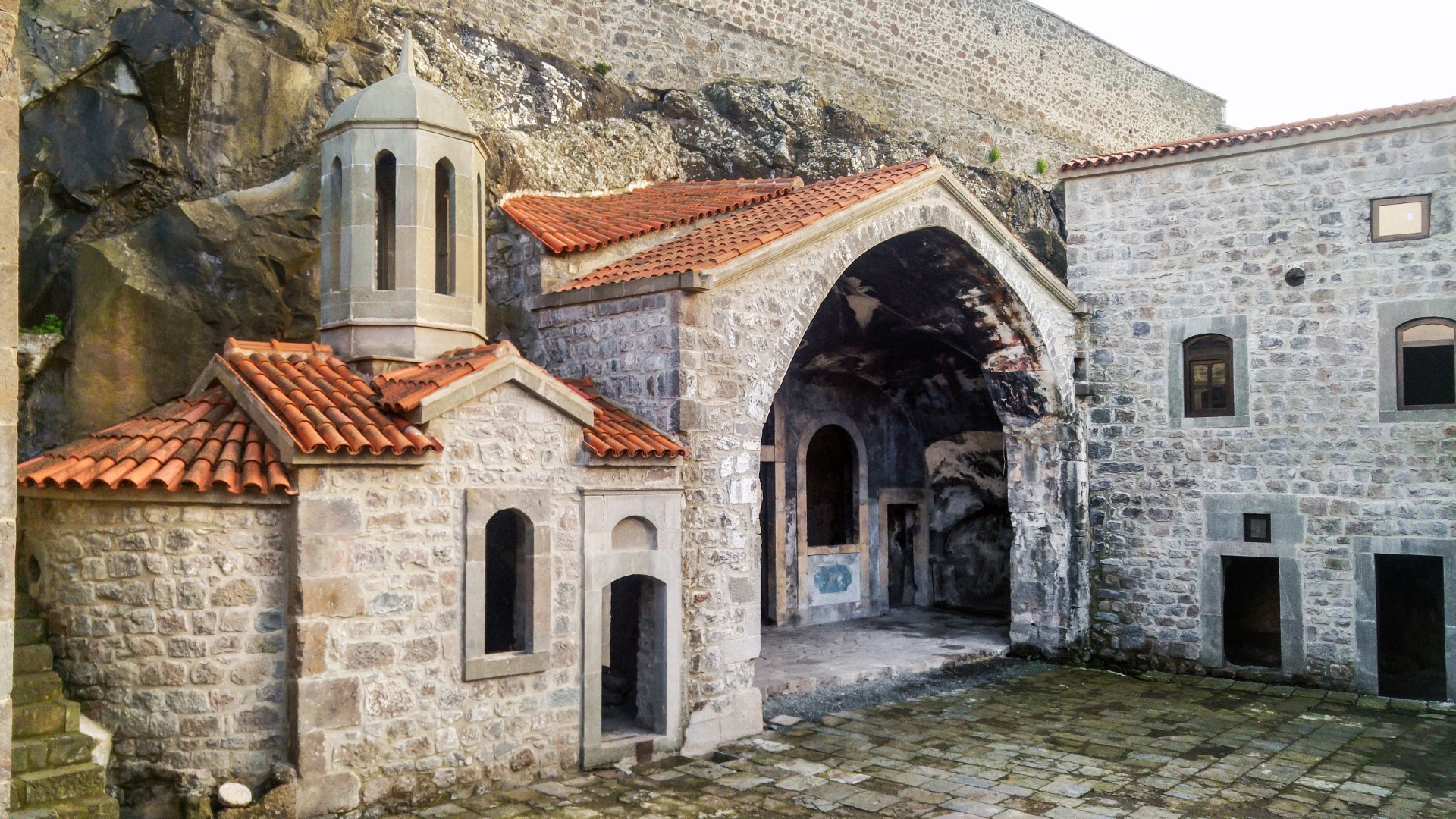 “Tanrı’nın koruduğu yer”: Kızlar Manastırı