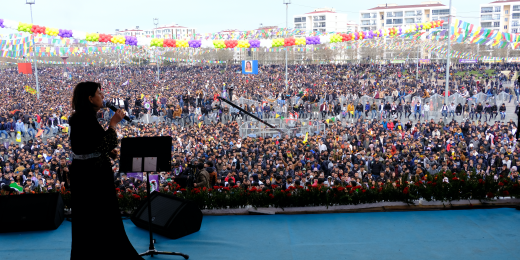 Onbinler Newroz’u kutladı