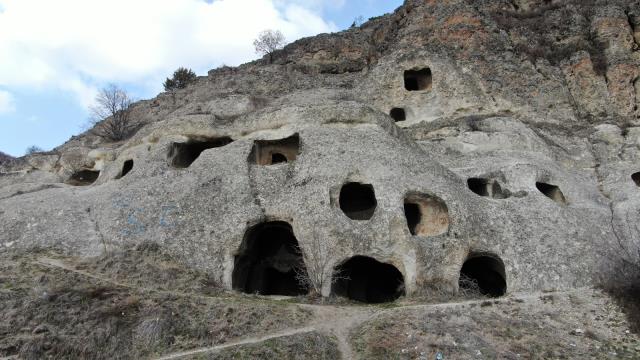 Bin 500 yıllık tarihe sprey boyalı tahribat