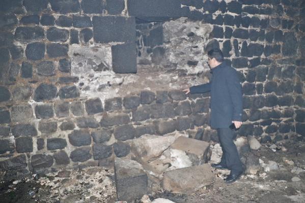 Diyarbakır surlarında defineci ve madde bağımlıların tahribatı