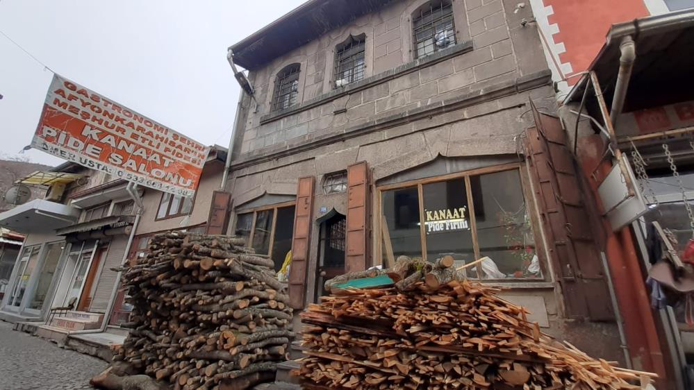 Afyonkarahisar’ın en eski pide fırınında bu Ramazan ayında da pideler sıcak sıcak çıkıyor! Ermeniler inşaa etmiş