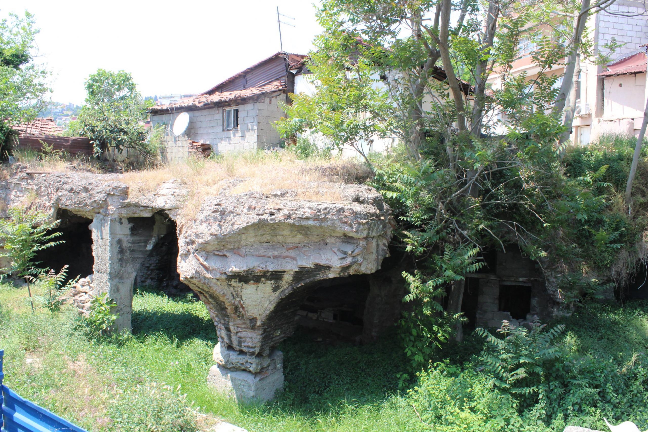 Üstüne yapılan ‘gecekondu’, tarihi sarnıcı tehdit ediyor: ‘Koruma altına alınmalı’