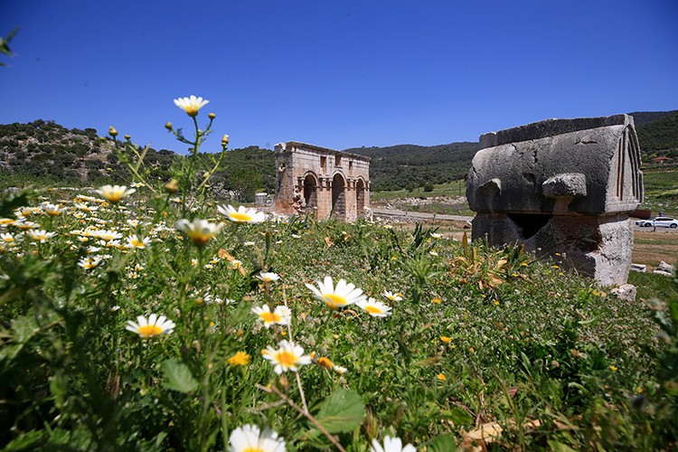 Medeniyetler beşiği ‘Patara’ ziyaretçilerini geçmişe yolculuğa çıkarıyor