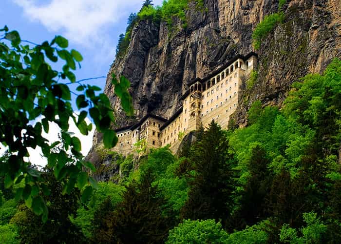 Sümela’da gün yüzüne çıkan saklı mekanlara akın