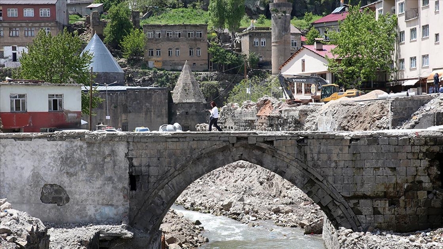 Bitlis Deresi’nin üzerindeki yapıların yıkılmasıyla 8 tarihi köprü ortaya çıktı