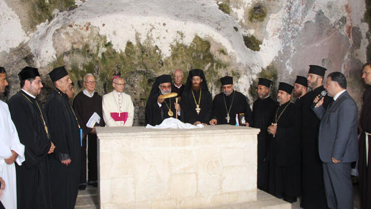 Dünyanın ilk mağara kilisesi St. Pierre’de ayin