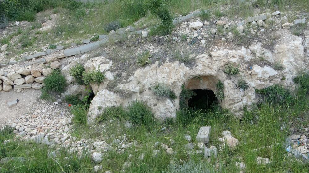 2 bin yıllık kaya mezarları define uğruna tahrip ettiler