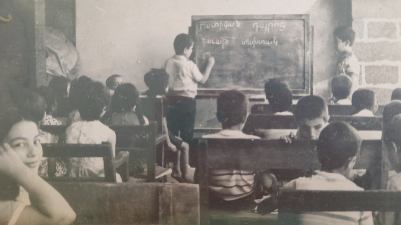 Evlerinin önü gül ağacı