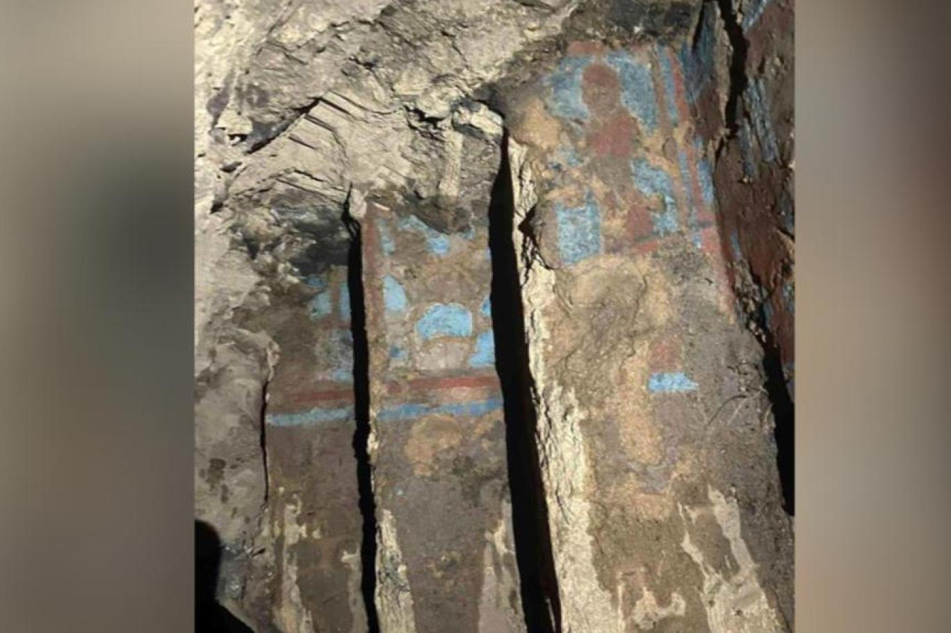 Definecilerin bulduğu 2 bin 700 yıllık Urartu tapınağındaki fresklere “daha iyi fotoğraflanması” için su döküldü… Urartu Uzmanı Konyar: Su, bu duvar boyaları için intihar demektir