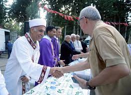 Din adamları Mersin Şehir Mezarlığı’nda vatandaşlarla bayramlaştı