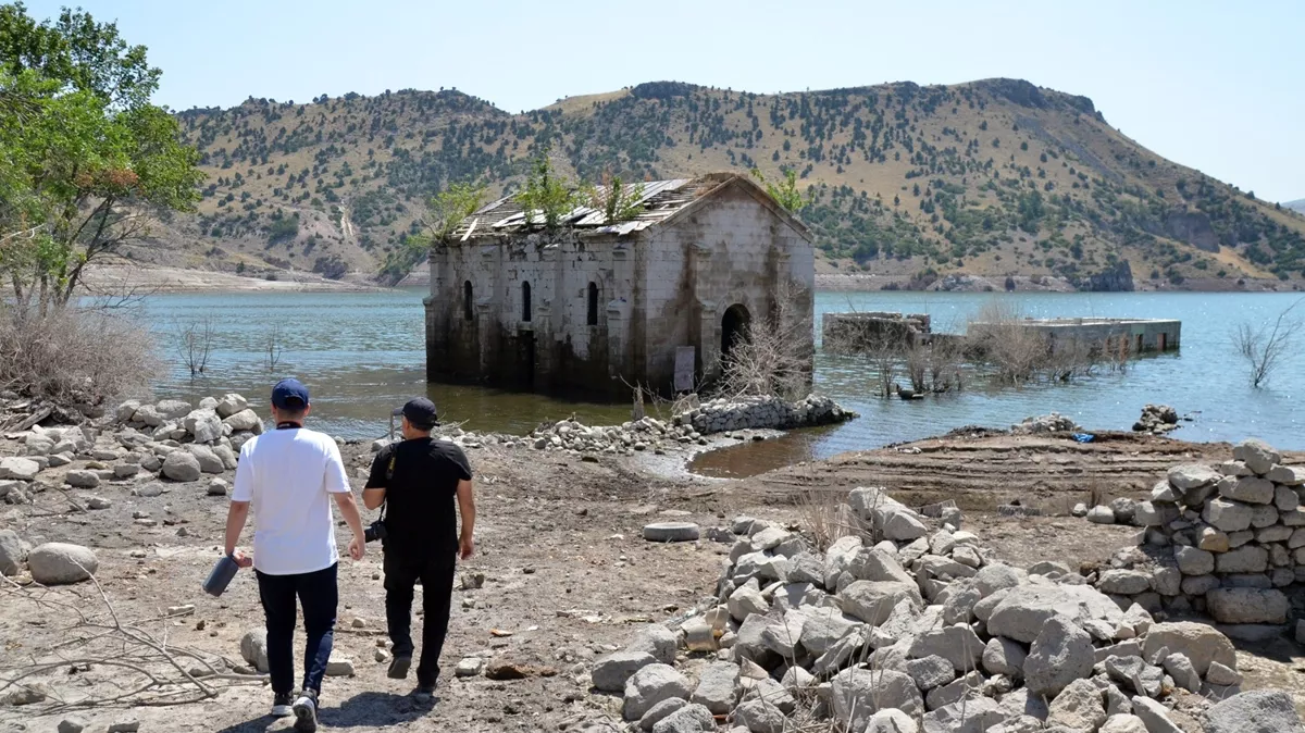 Barajın su seviyesi düştü! Tarihi binalar ortaya çıktı