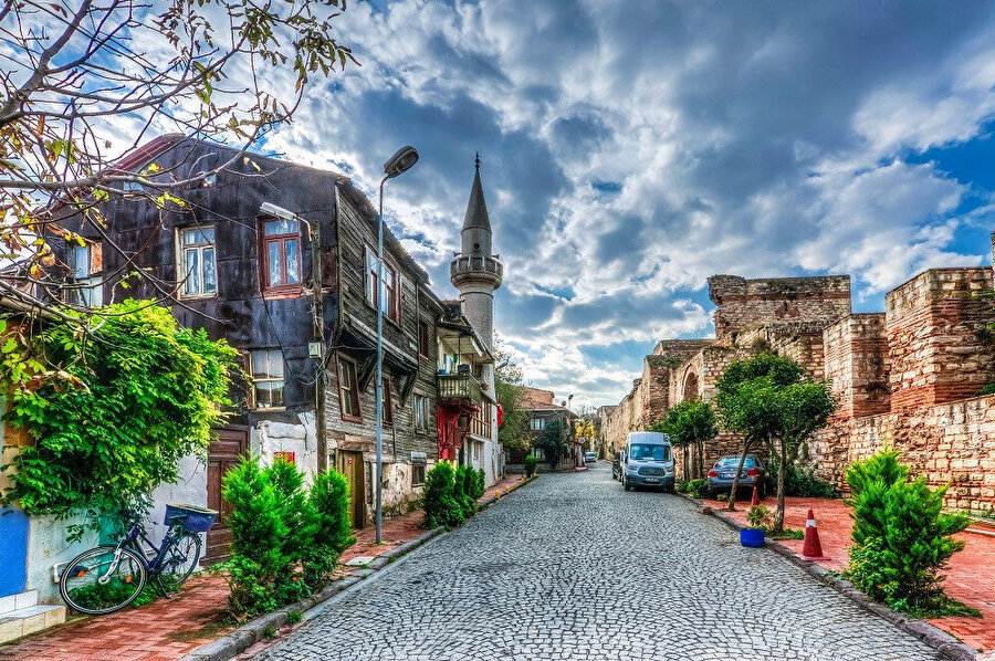 Fatih’te gergin yıkım: Tapulu yerlerimizi haksız bir şekilde yıkıyorlar