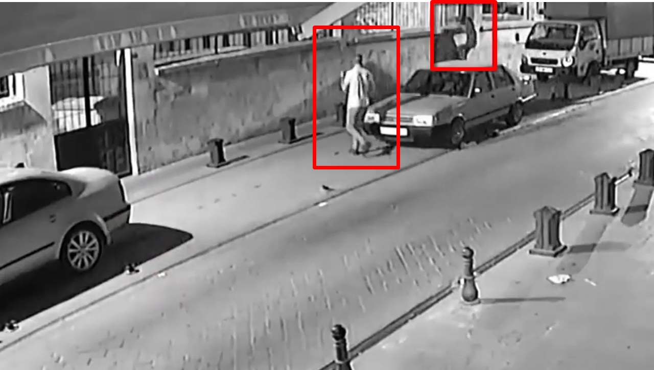 Sinagogdaki hırsızlık anı kamerada… 600 bin lira değerinde iki el yazması Tevrat çaldılar