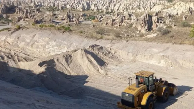 Kapadokya’da yapılan yol peri bacalarına dayandı: Vandalizm yaşanıyor
