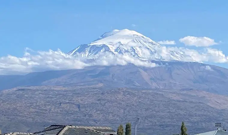 Ağrı (Ararat-‘Akunq’ web sitesi) Dağı’nın yüksek kesimlerine kar yağdı