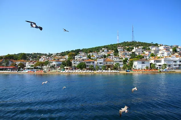Prens Adalarından İstanbul’a En Yakın Olanı ve Eşsiz Bir Yazlık Yeri: Kınalıada’da Gezilecek Yerler