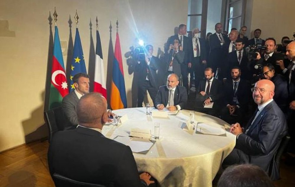 Nikol Paşinyan, Macron, Erdoğan ve Aliyev ile Prag’da kısa görüşmeler yaptı