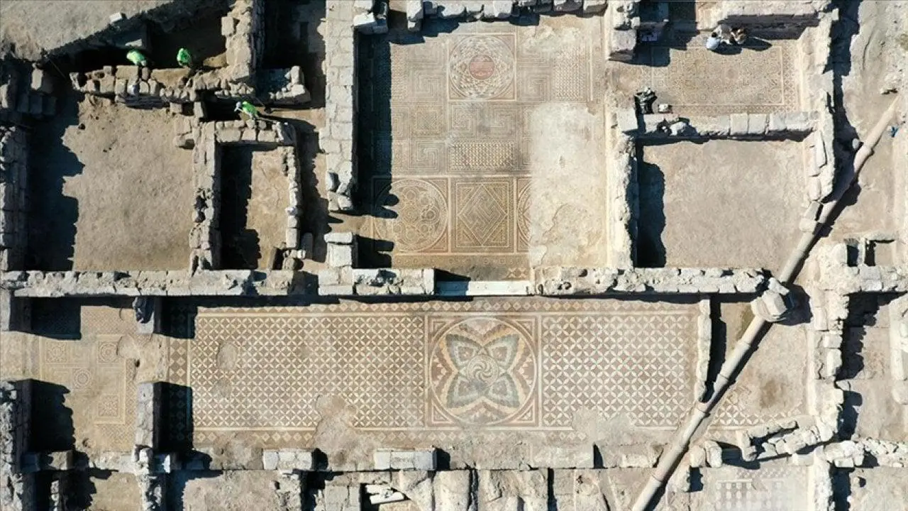 Kayseri’deki (Kesaria-‘Akunq’ web sitesi) Geç Roma-Erken Bizans dönemine ait mozaikli yapıda çalışmalar sürüyor