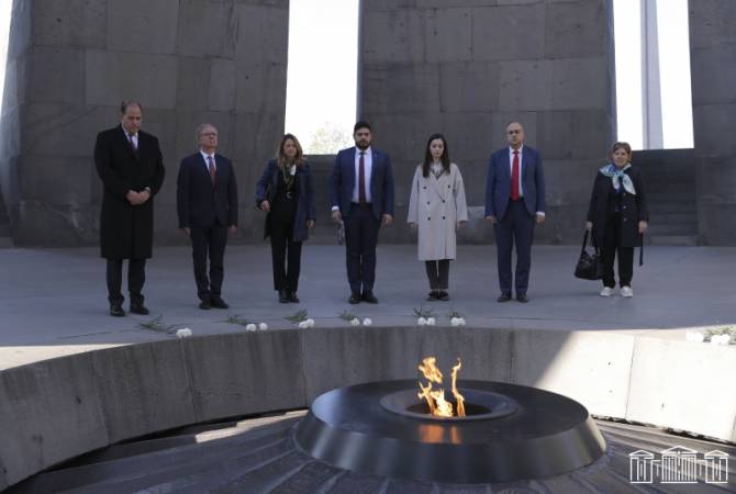 Fransız milletvekillerinden Ermeni Soykırımı Anıtı’na ziyaret