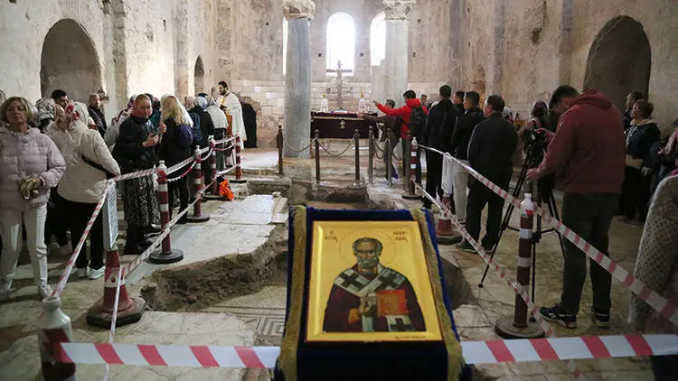 ‘Noel Baba’ olarak bilinen Aziz Nikolaos, Antalya’da ayinle anıldı