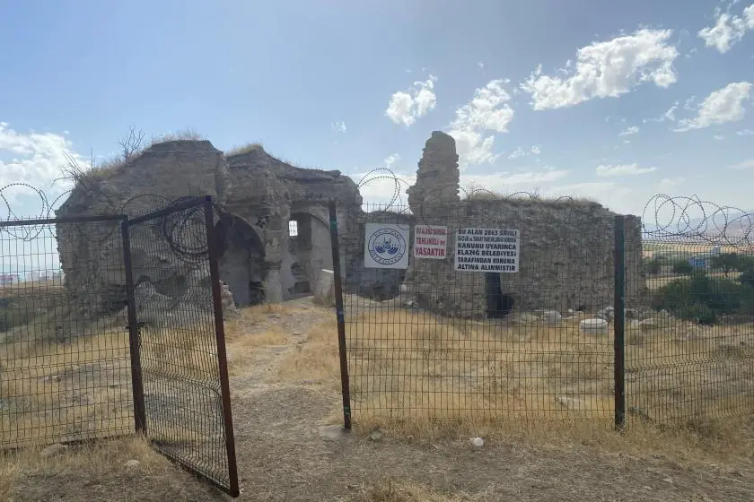 Koruma altına alınan kilise korumasız