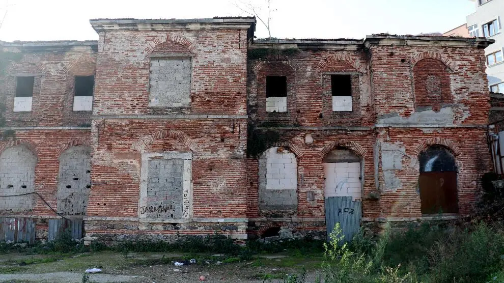 207 yıllık Ermeni okulu çürümeye bırakıldı