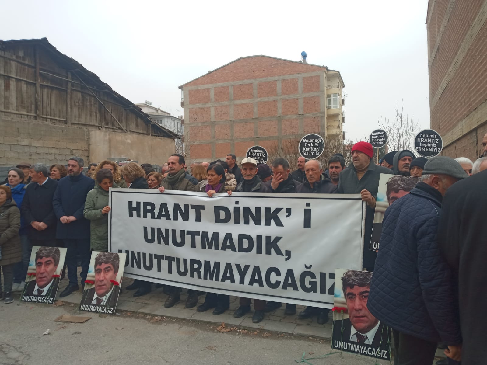 Hrant Dink doğduğu evin önünde anıldıHrant Dink doğduğu evin önünde anıldı
