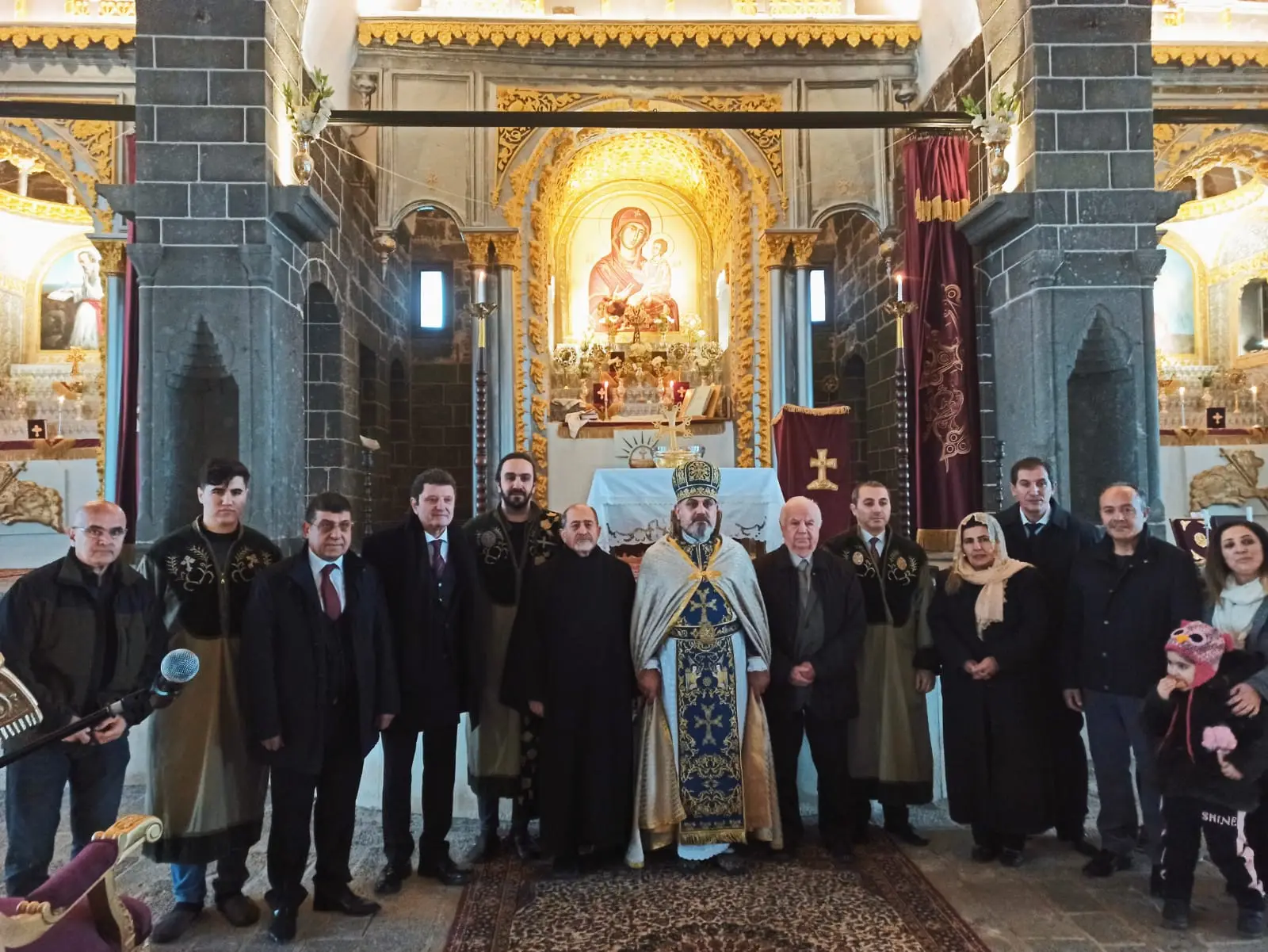 7 yıl kapalı kalan kilisede ilk Noel Ayini