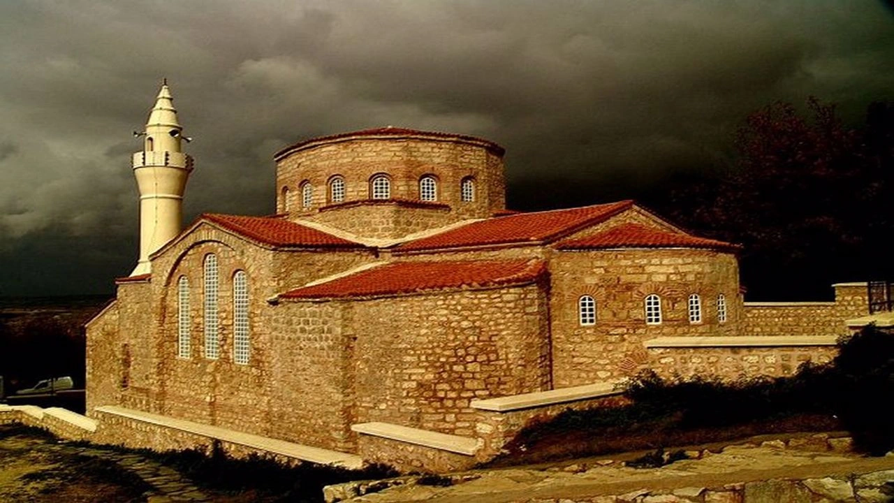 Küçük Ayasofya’yı biliyor muydunuz? İşte İstanbul’a 3 saat uzaklıktaki kiliseden camiye çevrilen o yapı