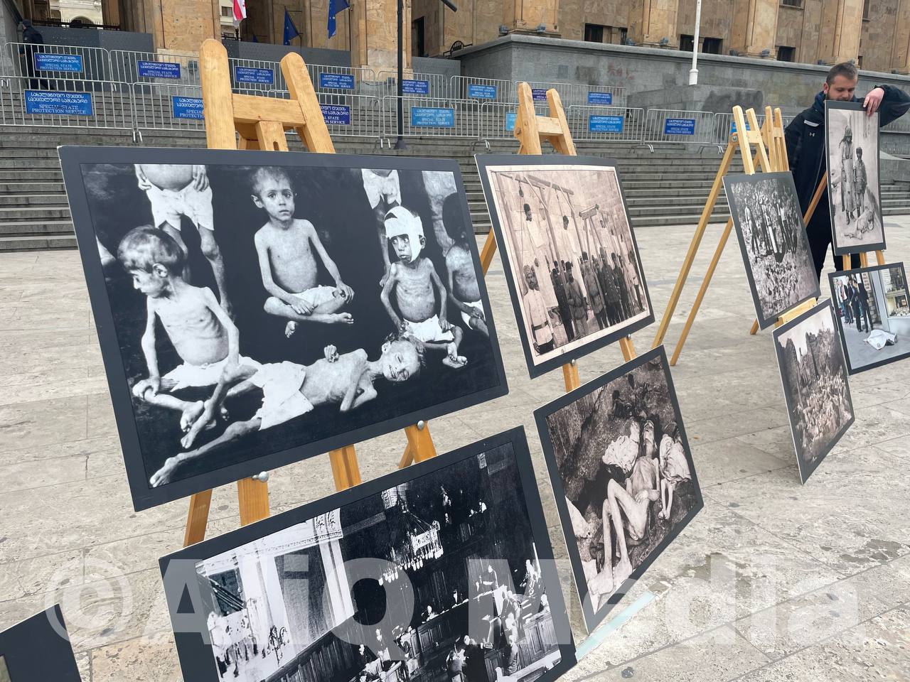 Gürcistan Parlamentosu önünde “Ermeni Soykırımı ve Kültürel Soykırım” adlı sergi düzenlendi