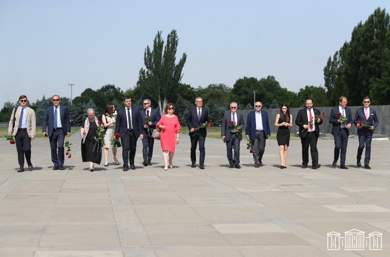 Avrupa Konseyi heyetleri Tsiternakaberd Anıt Kompleksi’ni ziyaret etti