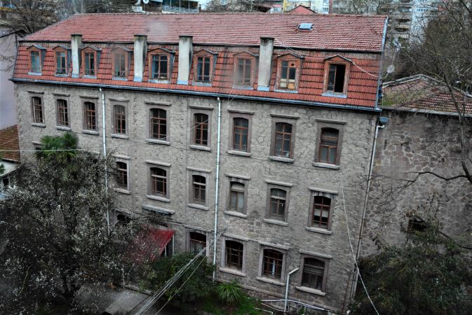 O binanın önünde 130 yıllık bir fotoğraf